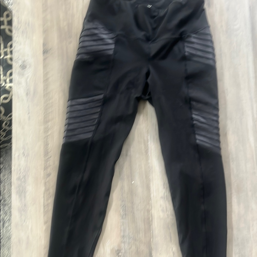 Old Navy Black Leggings with Ribbed Detail size Large in good condition